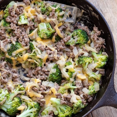 The Keto Hamburger Broccoli Skillet features seasoned beef, vibrant green florets, and creamy cheese sauce ready for a quick weeknight dinner.